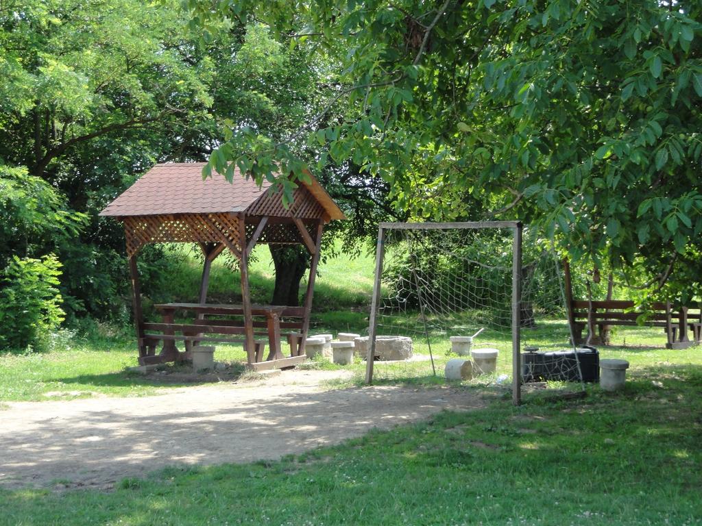 Közterek, közparkok tervezésekor alkalmazkodjunk a már meglévő utcahálózathoz, teresedésekhez, építészeti elemekhez, környezeti adottságokhoz.