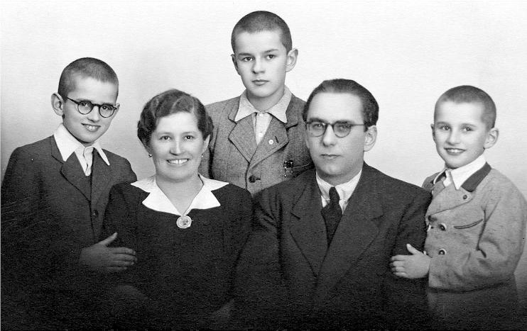 A Brenner család, baloldalt a gyermek Brenner János Brenner János Szombathelyen született 1931. december 27-én, a háromgyermekes család második fiúgyermekeként.