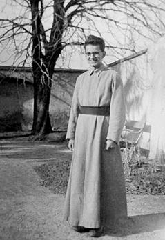 1941 õszén a család Pécsre költözött, ahol a Gyakorló Iskolában, majd a Ciszterci Gimnáziumban folytatta tanulmányait. 1946-tól a Szombathelyi Premontrei Gimnázium diákja.