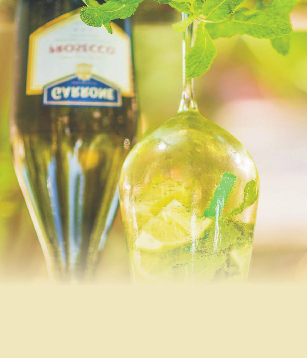 Gin alapú koktélok Gin Based Cocktails A leydeni (Hollandia) egyetem orvosprofesszora, dr. Sylvius 1650 körül készített alkoholos italt rozs alapanyagból, borókabogyó hozzáadásával.