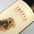 THUMMERER TRÉFLI A mélyvörös színű bor neve arra utal, hogy eredetileg kóser bornak készült, ezért egy sajátos ízlésvilágot tükröz. Minőségi és természetes, édes vörösbor.
