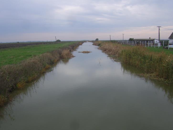 kép Hortobágy-Berettyó főcsatorna A Mirhó-Gyolcsi csatorna síkvidéki jellegű, természetes vonulatban halad. Vízgyűjtője döntően alföldi sík terület, régi vízjárások vonulataival.