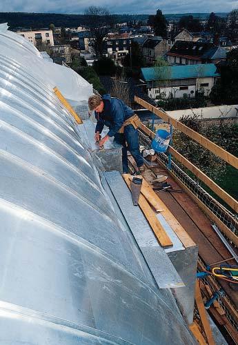 VMZINC Minôség és kreativitás az építôipari horgany szolgálatában A francia tetôfedôk elôtt már 170 éve jól ismert a VIEILLE MONTAGNE, amely a 90-es évek óta a VMZINC márkanevet viseli és az