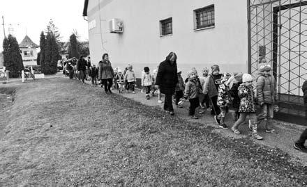 Útközben betértünk a polgármesteri hivatalba is, ahol meleg teával fogadták a gyerekeket a hivatal dolgozói. Odaérkezésünk után a színpadon önfeledten daloltunk, játszottunk.