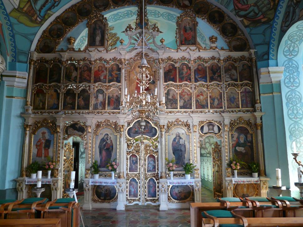 A görögkatolikus templom a XVIII. század első felében épült barokk stíluban. A belső terét a copf stílusú ikonosztáz uralja. Országos mu emléki védelem alatt álló értékek 1. Református templom 2.
