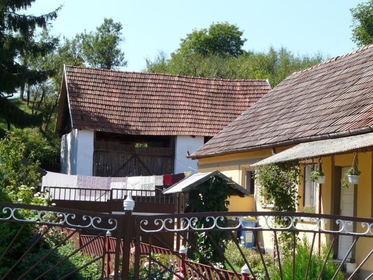 4.1. Falusias karakter (fésűs beépítés) 4.1.1. Településképi jellemzők FALUSI (családiházas) KARAKTER Abodon a régi településrészeken a falusi életmód miatt