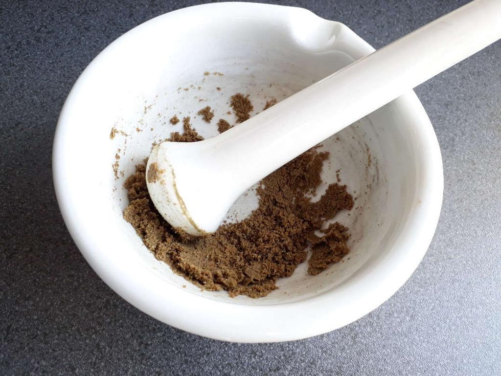 1. őrlés Fritsch Pulverisette 6 típusú őrlőmalommal 5 percig, 250 1/min fordulaton; 2. szitálás, 0,125 mm alatti frakció használata katalizátorként.