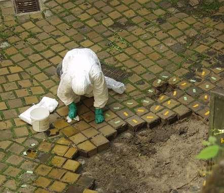 a kockakövek felszedése A forrástartó kihozása A