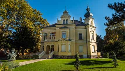 Az épületek Siófok első szállodái voltak, 1891-ben nyitották meg kapuikat. 1945 után üdülőként működtek, majd 2001-től oktatási célokat szolgálnak. JÓKAI VILLA Batthyány u. 2. 1903-ban e házban töltötte élete utolsó nyarát Jókai Mór a tulajdonos vendégeként.