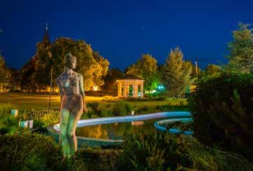 A Jókai park és a tóparti Rózsakert mind a négy évszakban mesés látványban részesíti a