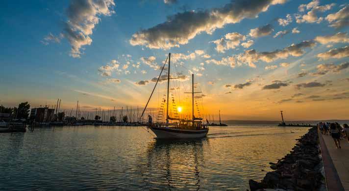 TURIZMUS Siófok a Balaton legjelentősebb turisztikai központja.