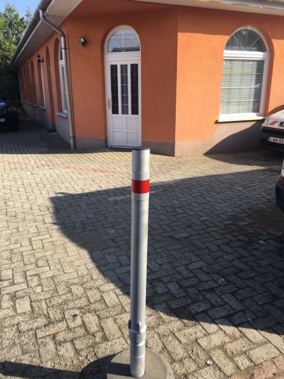 Kiveheő parkolás gáló poller Kiveheő kiviel, mely egy egyszerű űzcsap kulccsal nyihaó, elávolíhaó.