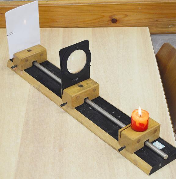 14. Geometriai optika *Kísérlet: Gyújtsd meg a gyertyát, majd mozgasd az optikai padon a lencsét és az ernyőt addig, míg a gyertyaláng éles képe meg nem jelenik az ernyőn!