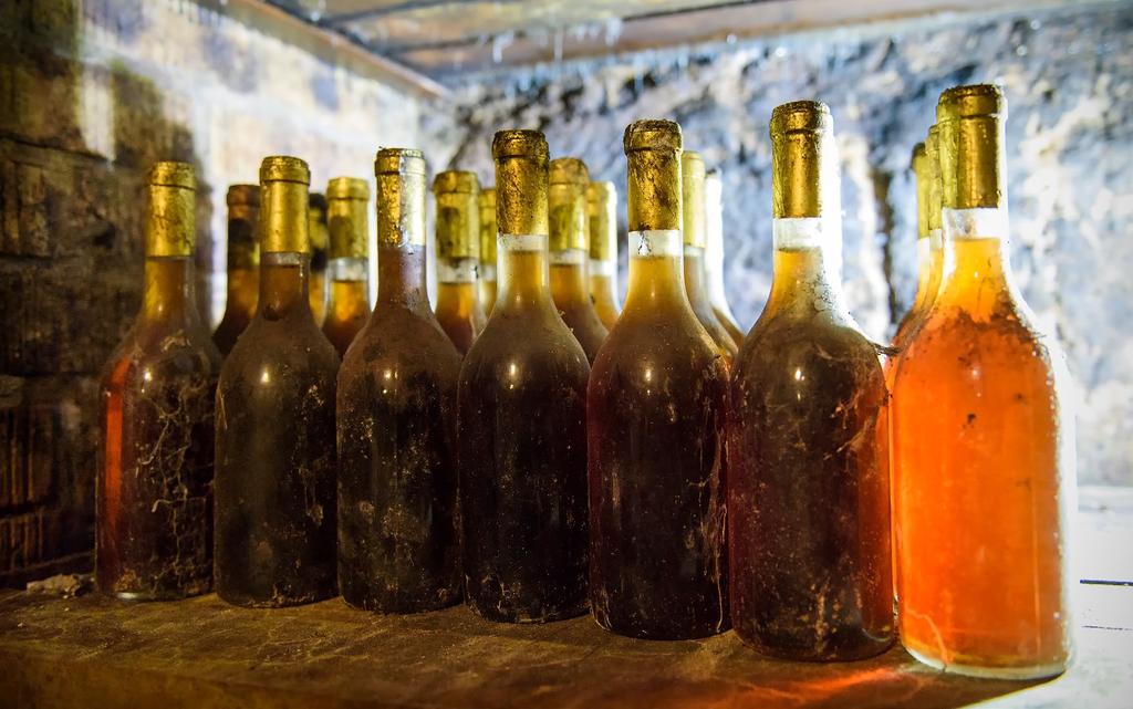 Március 5-én a Grand Tokaj és a Borlovagrend kiválasztja az 1963-as évjáratból a Nagy Tokaji Borárverésre szánt 12 palack aszút.