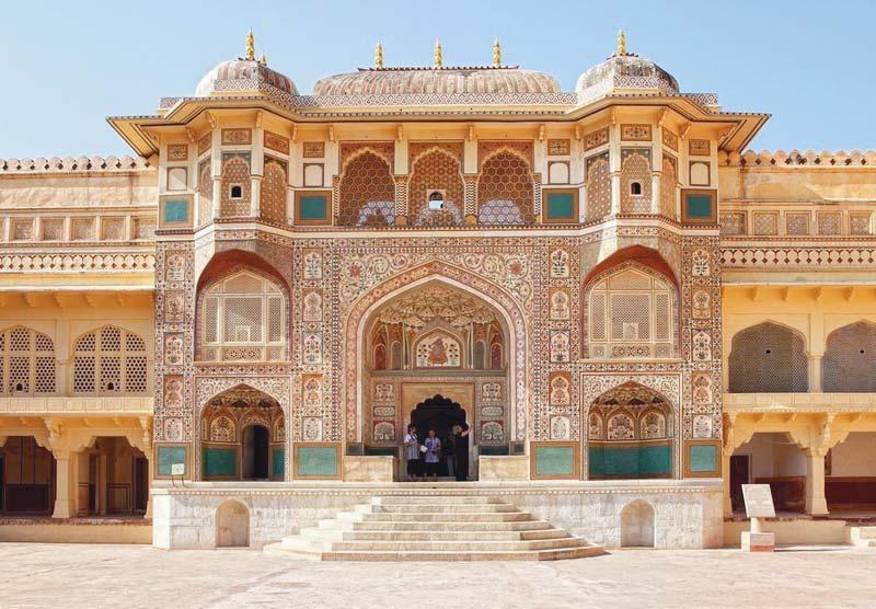 Nevét jellegzetes színû homokkôbôl épült falairól kapta. Felkeresik India legnagyobb mecsetjét, a Jama Masjid-ot. Ezután ellátogatnak Mahatma Gandhi emlékhelyéhez, a Raj Ghat-hoz.