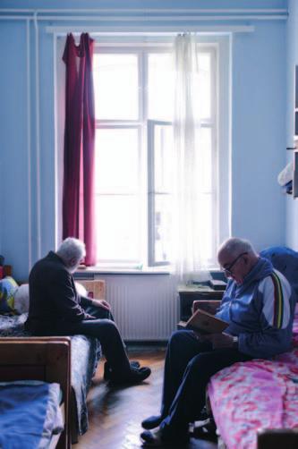 A hozzánk kerülő rossz állapotú férfiak egész nap bent tartózkodhatnak a menhelyen, számukra napi háromszori étkezést, állapotuk felmérését követően egészségügyi ellátást, gyógyszereket, kötszereket