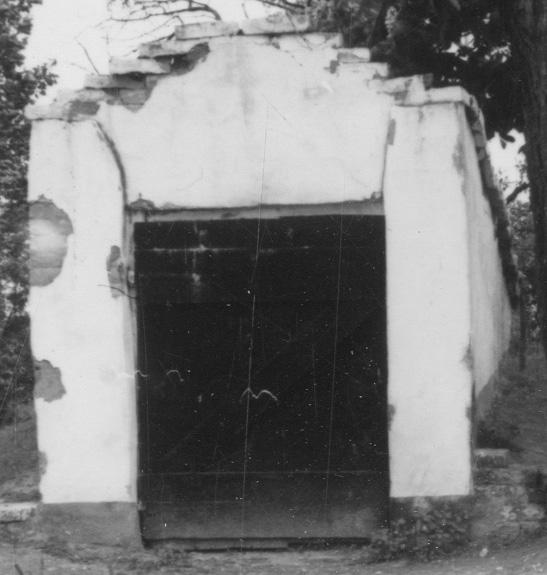 perec fn: 1. ropogós péksütemény. Hát kihozott a báró úr három-három perecet, ojan pékperecet. 2. karika alakú kovácsolt pánt. Egy vasat összehajt a kovács, egybeveri, és kísz a perec.