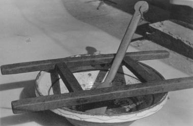kényes, kínyes mn: 1. (vmely testrésze) na gyon érzékeny a külső behatásokra. A lábukon ugye hát, aki kínyesebb vót, annak bocskor, akki nem vót annyira kínyes, annak papucs. 2.