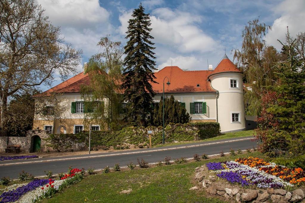 épített 1785 körül. Később az épületet klasszicista szárnnyal bővítették, amelynek középső, emeleti részét két pillér és két oszlop által tartott timpanon zárja le.