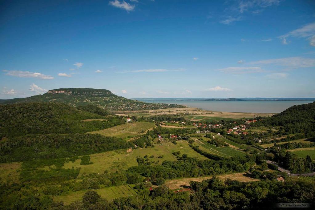 1. Bevezetés, köszöntő Szigliget. Egész napos fürdőzések a Balatonban. A várban, egy lány társaságában eltöltött csodálatos órák. A félhomályban elénk táruló Tanúhegyek sejtelmes világa.
