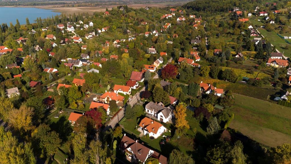 2. ÚJFALU Újfalu a műemléki településközponttól délre eső, a Tapolca-patak és a Majális-tető közé beékelődött területet foglalja magában. A településrész újonnan, a XX.