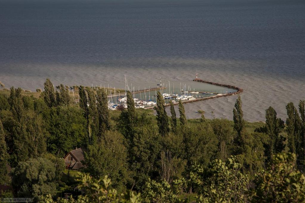 A Balaton Magyarország, de egyben Közép-Európa legnagyobb állóvize, amely Szigliget közigazgatási határának jelentős részét is kiteszi.