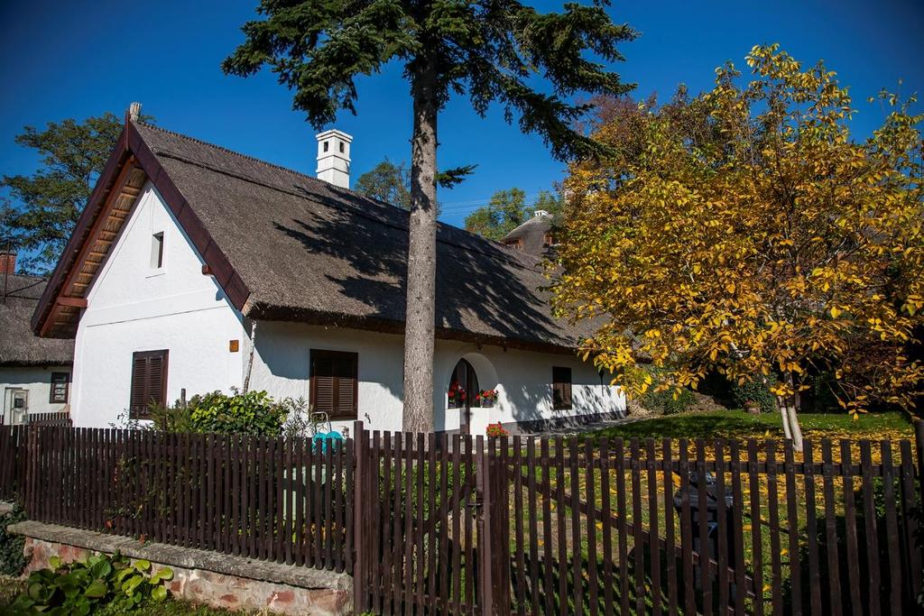 Tetőhajlásszög, tetőforma Szigligeten a nyugodt, egyszerű nyeregtető a meghatározó, általában hosszú, egyenes ereszvonallal, hagyományos tetőfedő anyagok használatával.