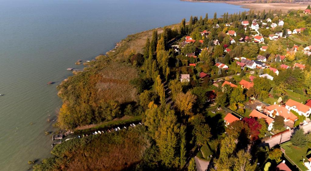 2. Szigliget bemutatása Szigliget a Balaton északi partján, a Badacsony és Keszthely között fekvő félszigeten, vulkanikus dombokon terül el.