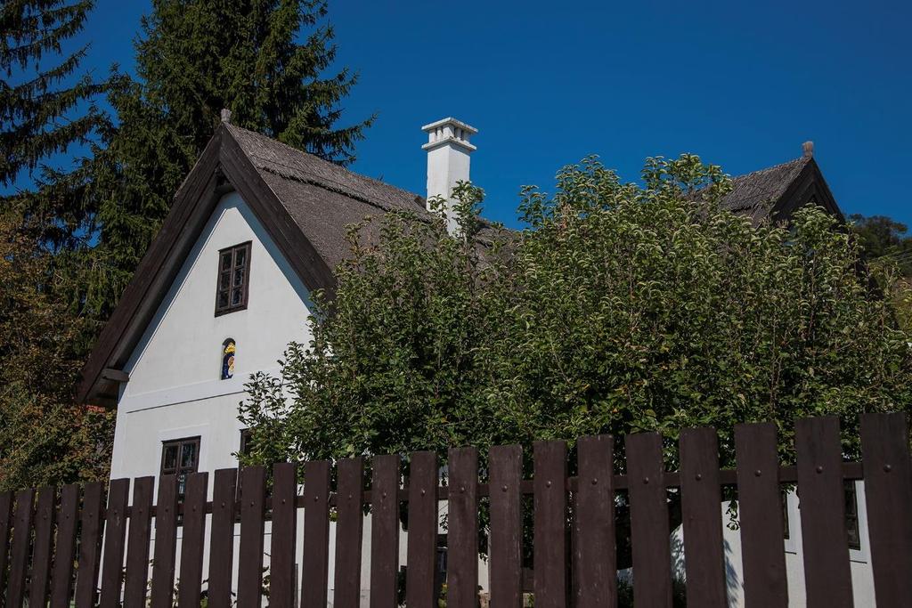 MŰEMLÉKI