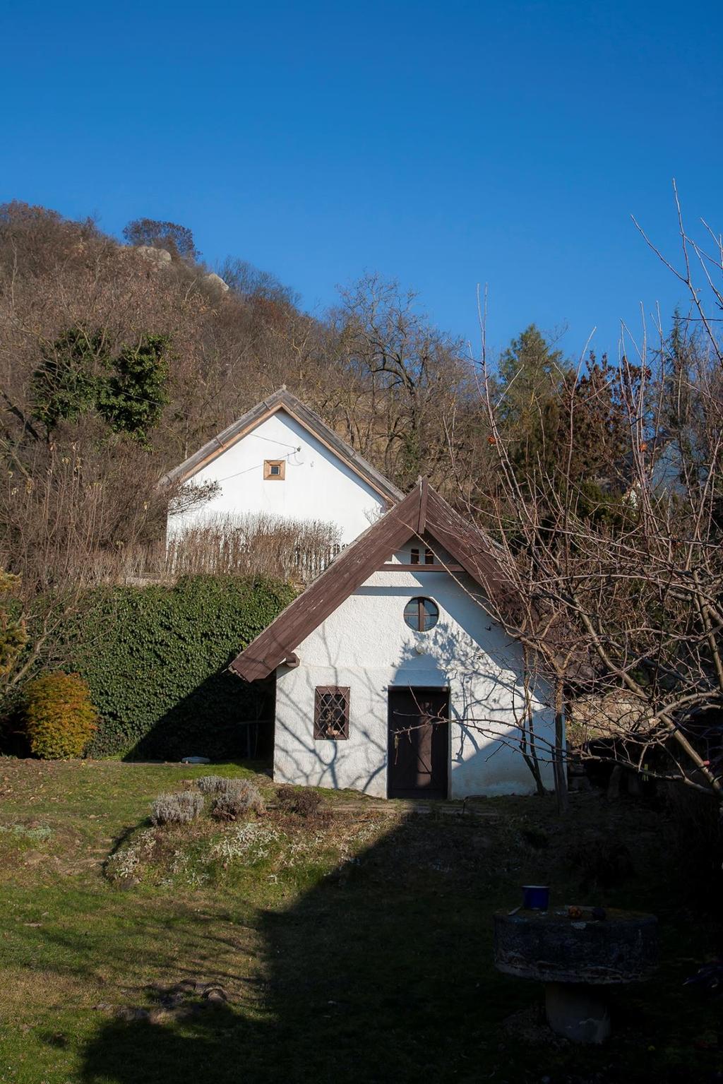 Utcakép Az egységes utcakép jól tükrözi a telkek, házak és utcák viszonyát, a