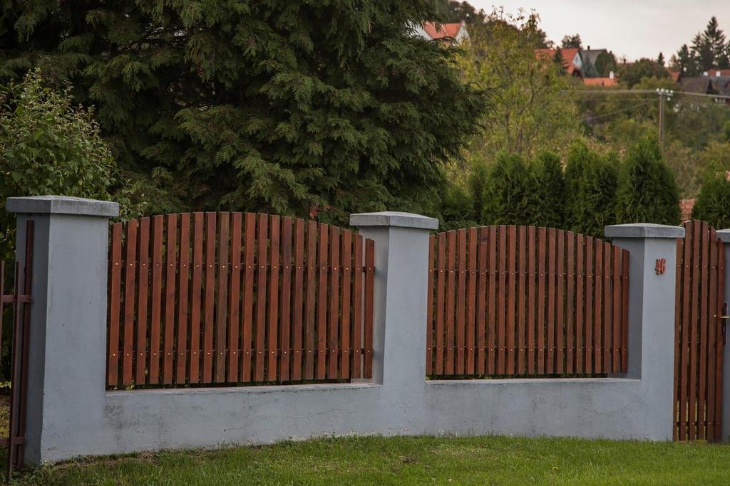 Kerítések A kerítések egyszerre teremtenek kapcsolatot az utcával, ugyanakkor térfalat képezve el is választják az ingatlanokat a közterületektől.
