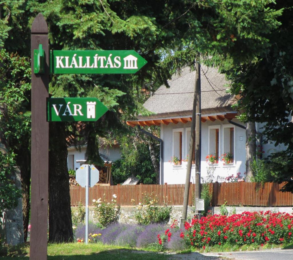 7. Jó példák Sajátos építményfajták, egyéb műszaki berendezések Utcabútorok A közterületeken elhelyezett utcabútorok stílusának illeszkedniük kell a közterület arculatához.