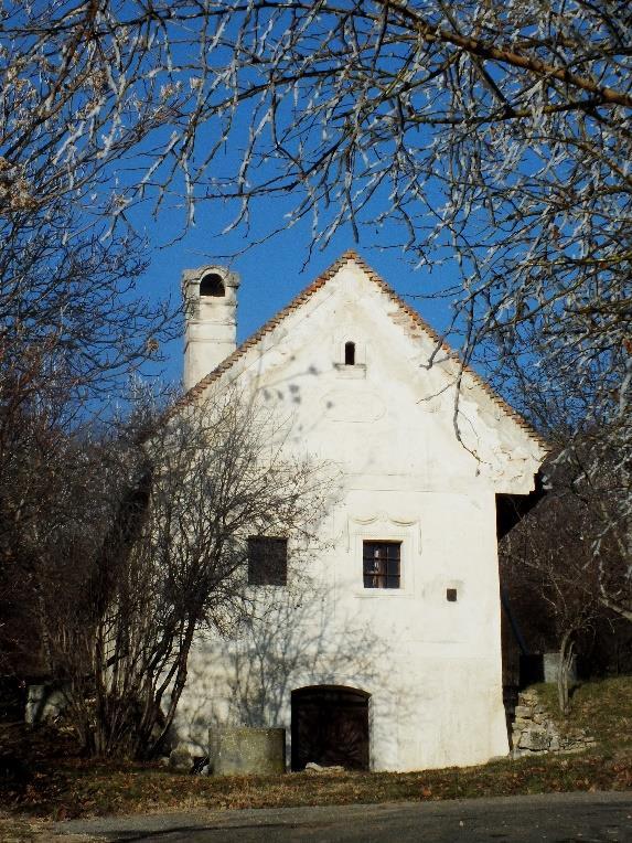 Szobája csehsüveg boltozatos. Présház, Les-hegy 48. 1076/9. hrsz Illyés Gyula egykori présháza.