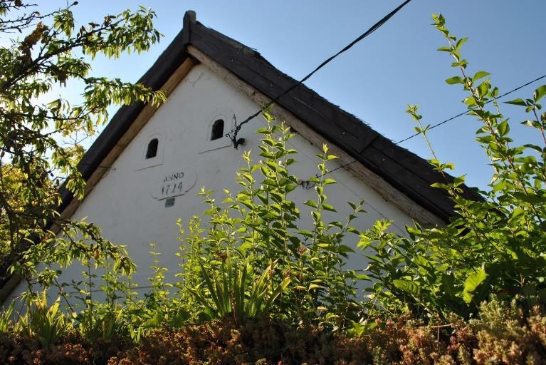 párkányokat, valamint a