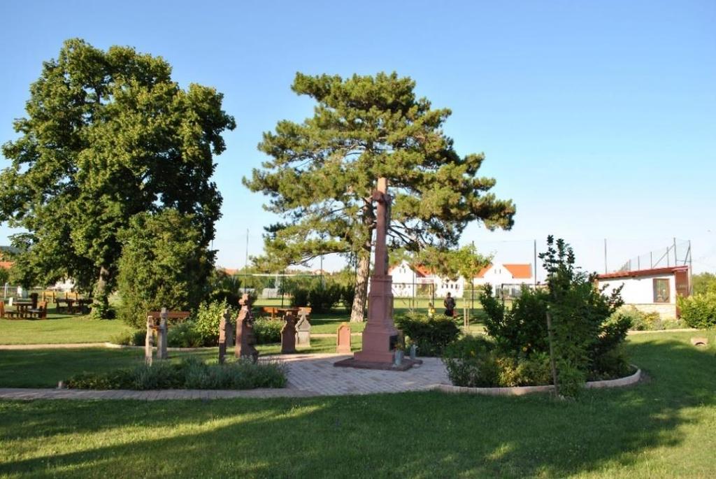 A füredi kerület 1846-os egyházlátogatási jegyzőkönyvéből kiderül, hogy a temetőbe, csak a katolikus vallású polgárok temetkezhettek, melyet a temető felhagyásáig, 1930-ig gyakoroltak.