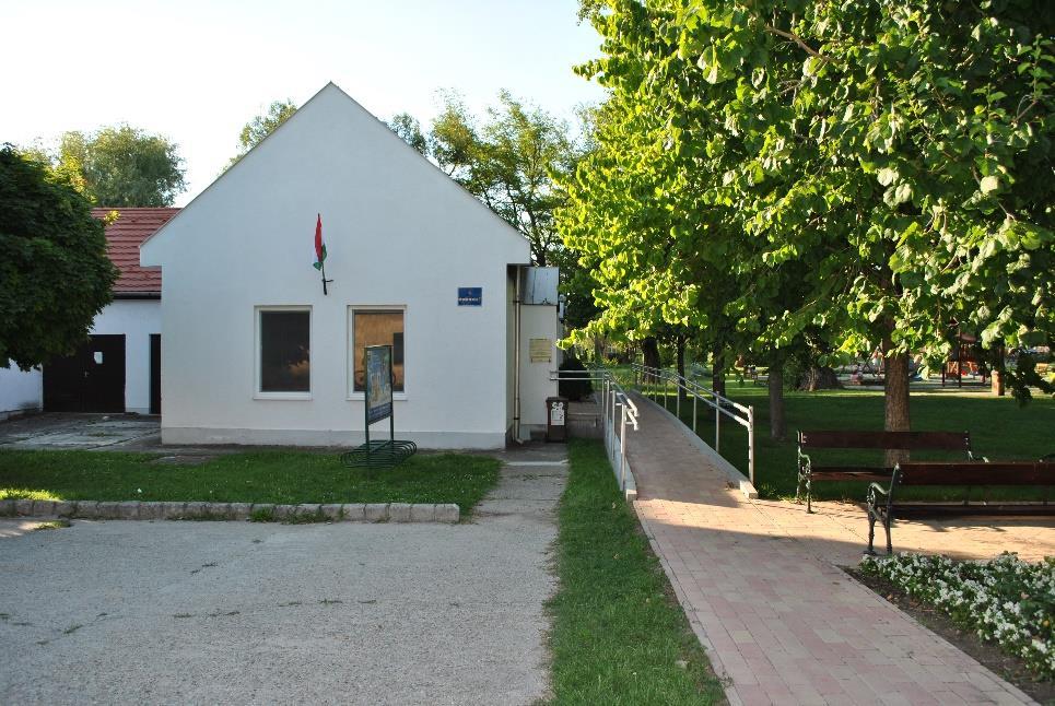 A keleti oldalon a Balaton és a Nyár utca között itt is megjelennek az önálló, kis alapterületű nyaralók, még a Nyár utca,