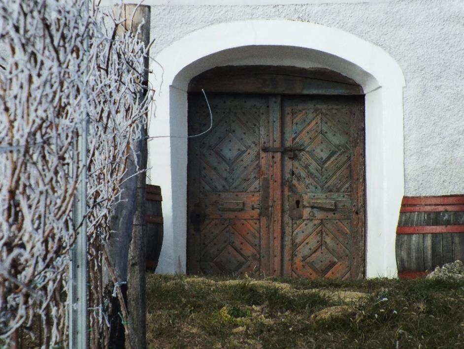 kerettel, addig a Balatoni homlokzat oromfala díszítésben