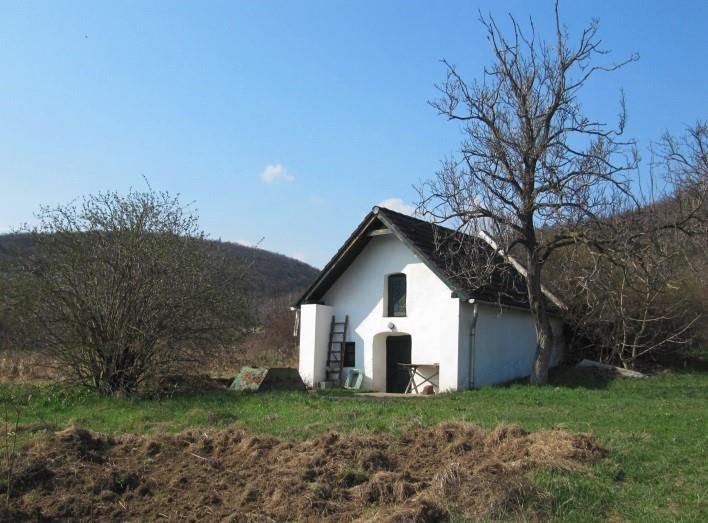és szép kéményfejezettel. Eredeti belsőben szabadkémény van, melyen vésett évszámot találunk.