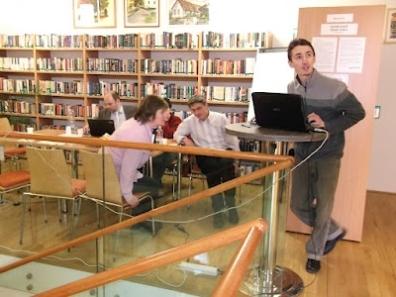 www.livemocha.com-ot, egy nagy nemzetközi nyelvtanuló és nyelvoktató közösség webhelyét. Ebédszünet után egy Szegedről érkezett vendég, KanászNagy Zoltán előadása következett.