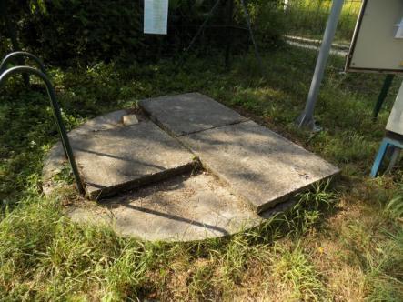 Az átemelő aknán belül, káros vízbetörésre utaló jelek nem voltak megfigyelhetők, a szerelvényaknában viszont vízbeszivárgásra utaló jeleket tapasztaltunk. Javasoljuk a műtárgy belső falfelületét min.