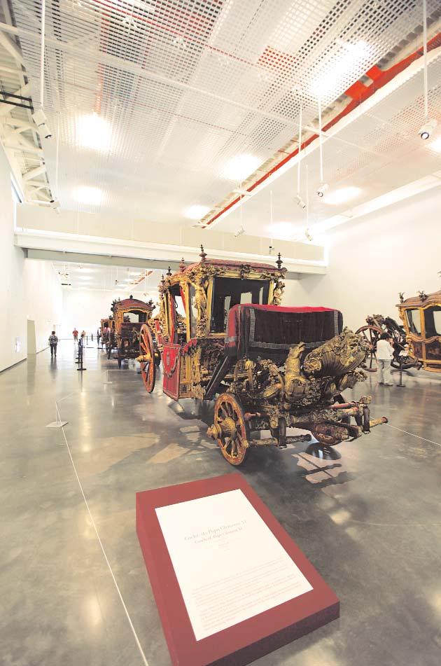 KÜLHON Lisszabonban 1905-ben nyílt meg az elsõ, hintókat bemutató múzeum az egykori királyi lovas iskola épületében.