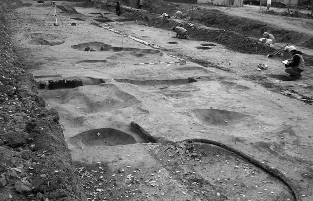 17: Vessels and stones in the fill of a pit A gázvezeték védősávjában, a kivitelező által utólag lehumuszolt közel 170 m 2 -nyi területen összesen 23 régészeti objektumot (SE 1724-1747)