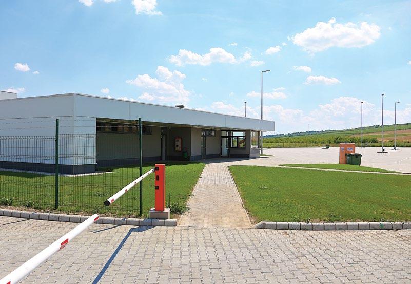000 fm A folyamatos tehergépjárműves közlekedés mellett megépítettük a kiszolgáló épületet.