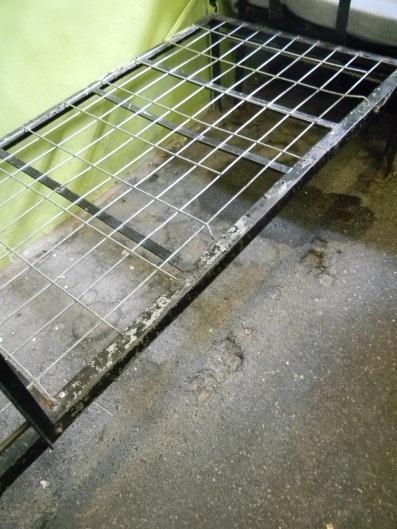 Az Európa Tanács Kínzás Elleni Bizottsága (CPT) látogatásaikor számtalan esetben kifogásolta az ilyen eszközök alkalmazását.