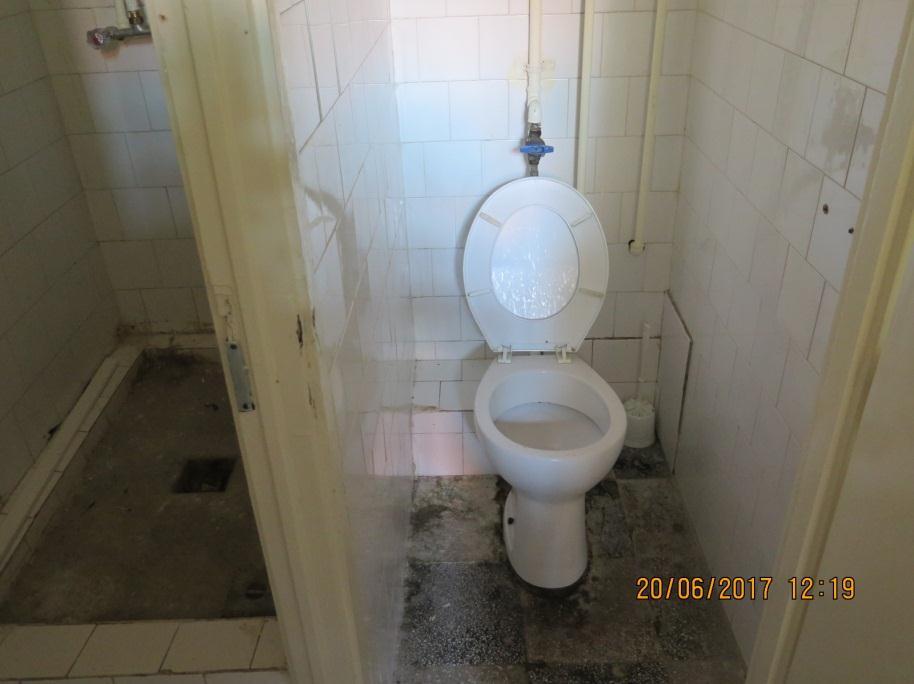 A felügyelet és a fogvatartottak egybehangzó nyilatkozata szerint, ha működik az intézeti mosoda, akkor nincs meleg víz, ezért ilyenkor le kell állítani a mosodát.