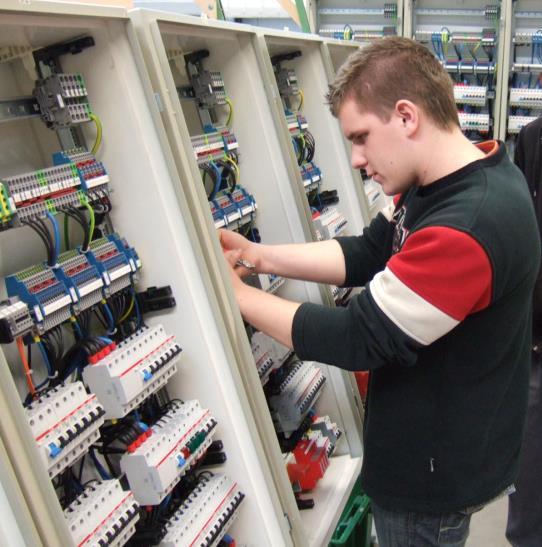 Erősáramú elektrotechnikus Miskolci SZC Bláthy Ottó Villamosipari Szakgimnáziuma A villamosenergia-termeléstől a felhasználásig igényel a gazdaság erősáramú elektrotechnikusokat.