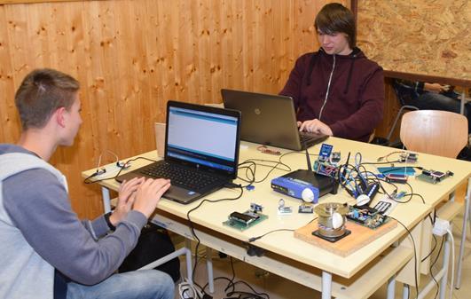 Elektronikai technikus Miskolci SZC Bláthy Ottó Villamosipari Szakgimnáziuma Alapvető feladata a gyengeáramú berendezések üzemeltetése, ezek gyártásával, összeszerelésével, építésével és