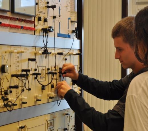 A szakmai vizsga részei: szóbeli vizsga témakörei: irányítástechnikai alapok, gyártórendszerek írásbeli vizsga témakörei: villamosipari és irányítástechnikai feladatok megoldása, PLC programozás