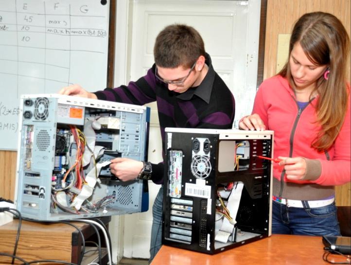 Informatikai rendszerüzemeltető Miskolci SZC Bláthy Ottó Villamosipari Szakgimnáziuma Az Informatikai rendszerüzemeltető egy vállalat, intézmény, szervezet informatikáért felelős munkatársa, aki