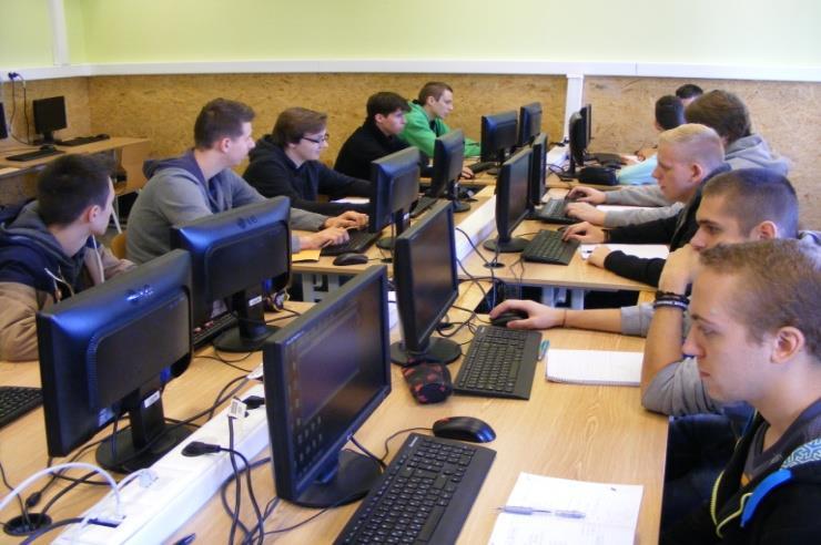 Felelősségi körébe tartozik az informatikai hálózati eszközök, a szerverek és munkaállomások, továbbá az informatikai alkalmazások összehangolt működésének és folyamatos frissítésének a biztosítása.